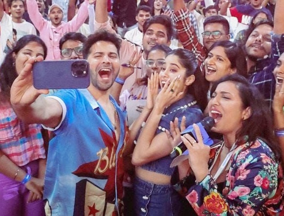 Varun Dhawan, Janhvi Kapoor surprise fans at special screening of ‘Bawaal’