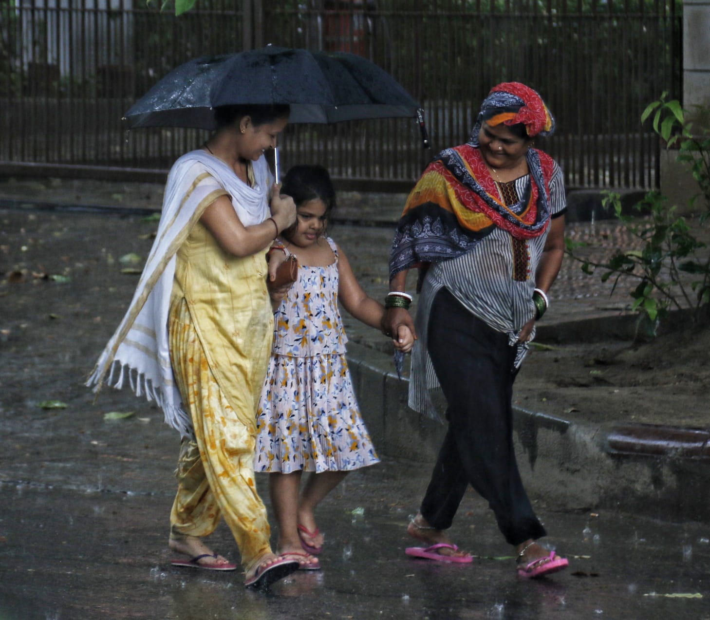 Delhi sees rain, maximum of 33.4 degrees, moderate rainfall predicted for Wednesday Delhi sees rain, maximum of 33.4 degrees, moderate rainfall predicted for Wednesday