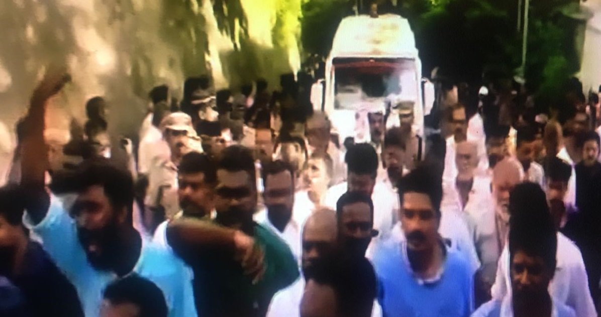 Traffic stops to allow hearse of Oommen Chandy to pass through state capital Traffic stops to allow hearse of Oommen Chandy to pass through state capital