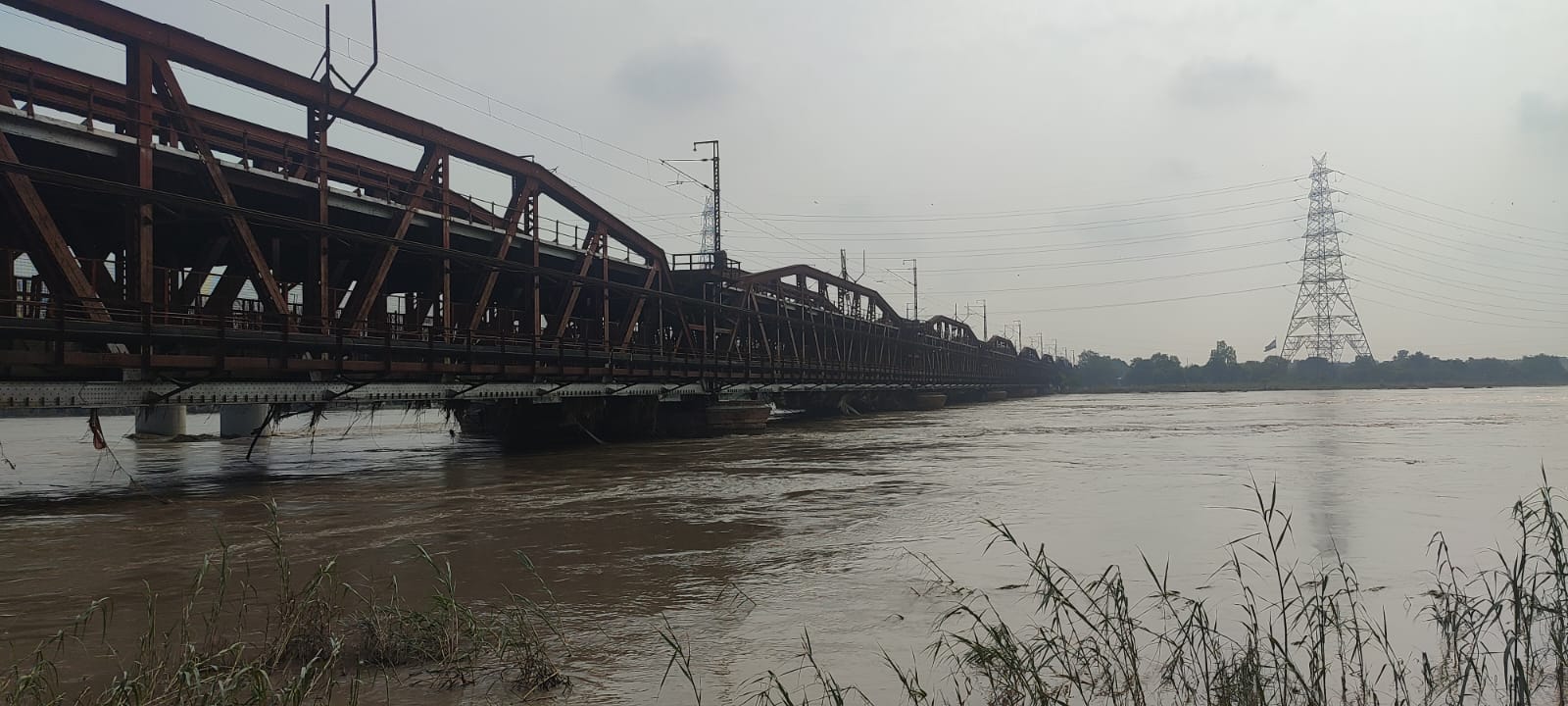 Yamuna again flowing above danger mark in Delhi Yamuna again flowing above danger mark in Delhi