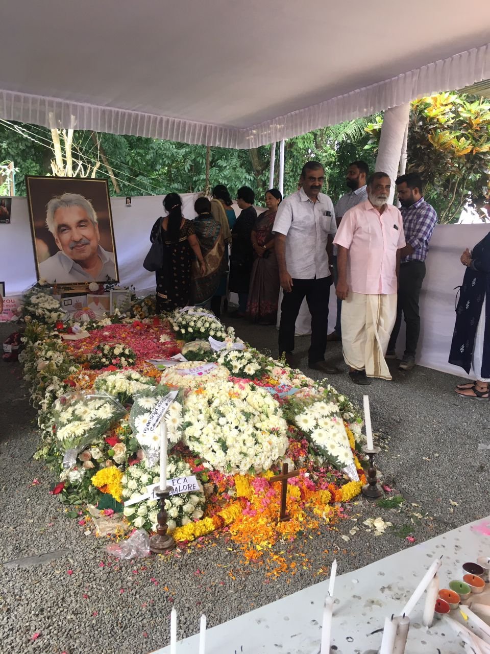 Kerala: Crowds continue to throng Congress stalwart Oommen Chandy’s final resting place Kerala: Crowds continue to throng Congress stalwart Oommen Chandy’s final resting place