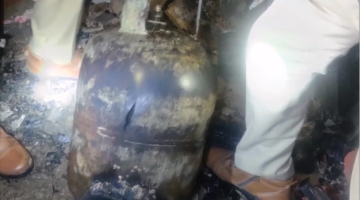 Lucknow man sets gas cylinder on fire; sister dead, mother hospitalised