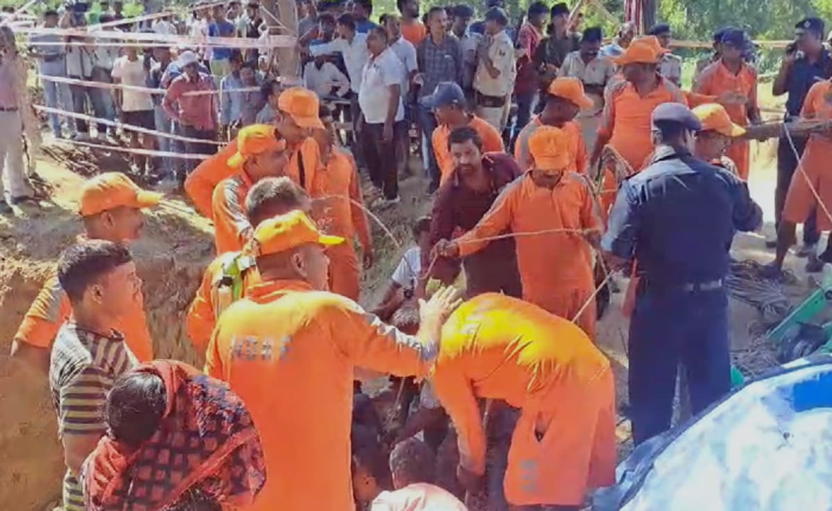 Four-year-old who fell into a borewell in Nalanda, successfully rescued (Lead) Four-year-old who fell into a borewell in Nalanda, successfully rescued (Lead)