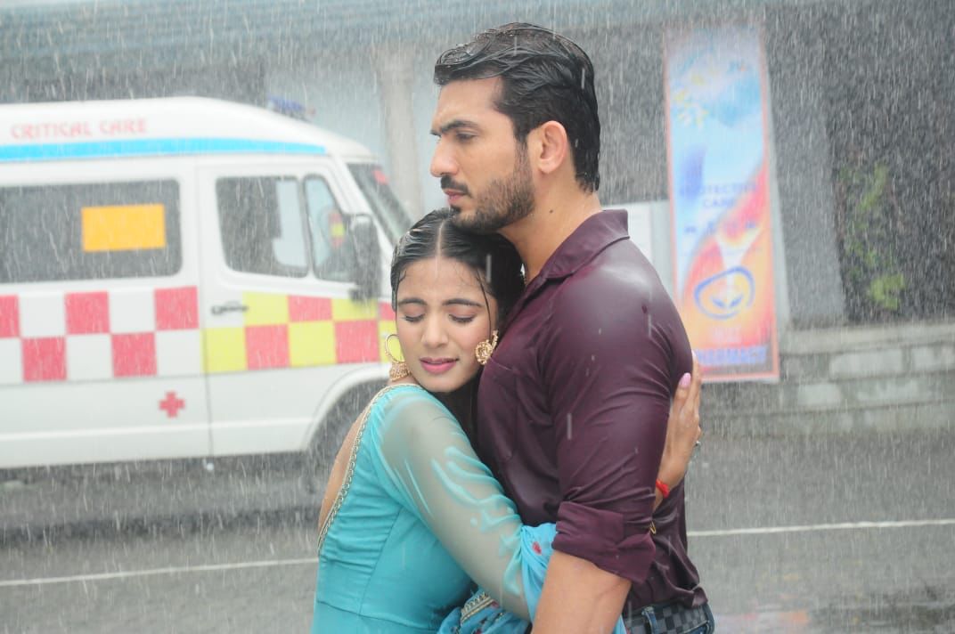 Arjun Bijlani, Nikki Sharma brave Mumbai’s heavy rains for a romantic sequence in ‘ShivShakti’ Arjun Bijlani, Nikki Sharma brave Mumbai’s heavy rains for a romantic sequence in ‘ShivShakti’
