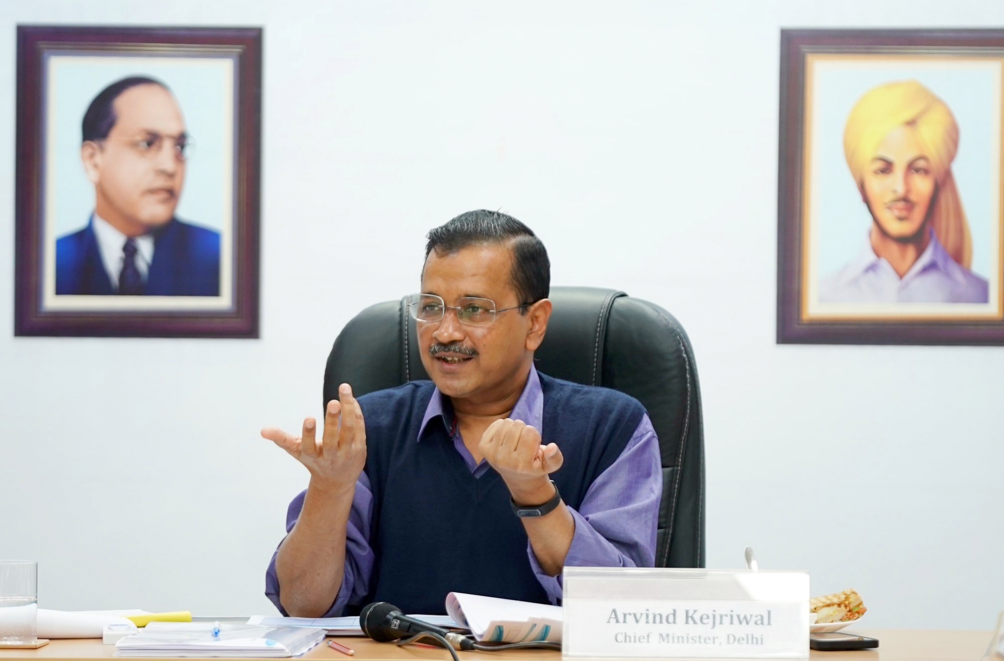 Kejriwal criticises Centre as ex-Law Minister opposes ordinance