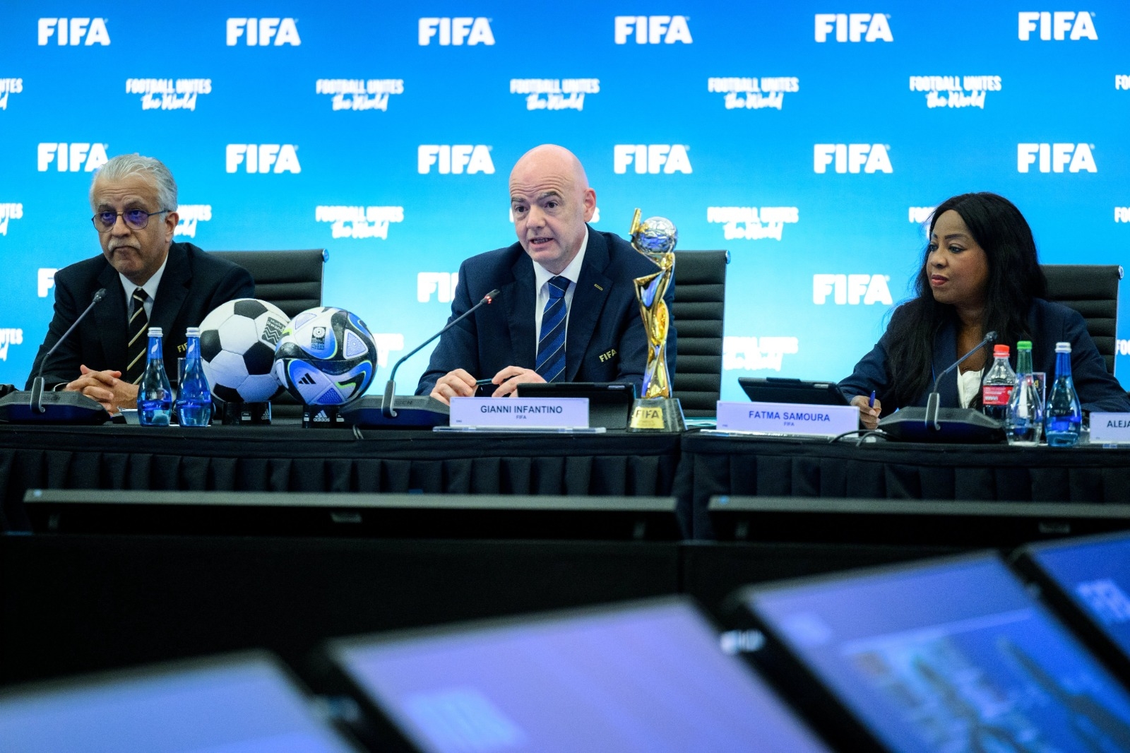 FIFA lifts Zimbabwe ban FIFA lifts Zimbabwe ban