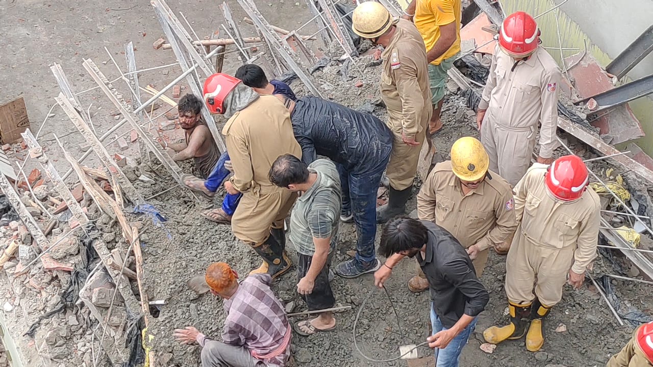 Under construction building collapses in Delhi, two rescued (Ld)