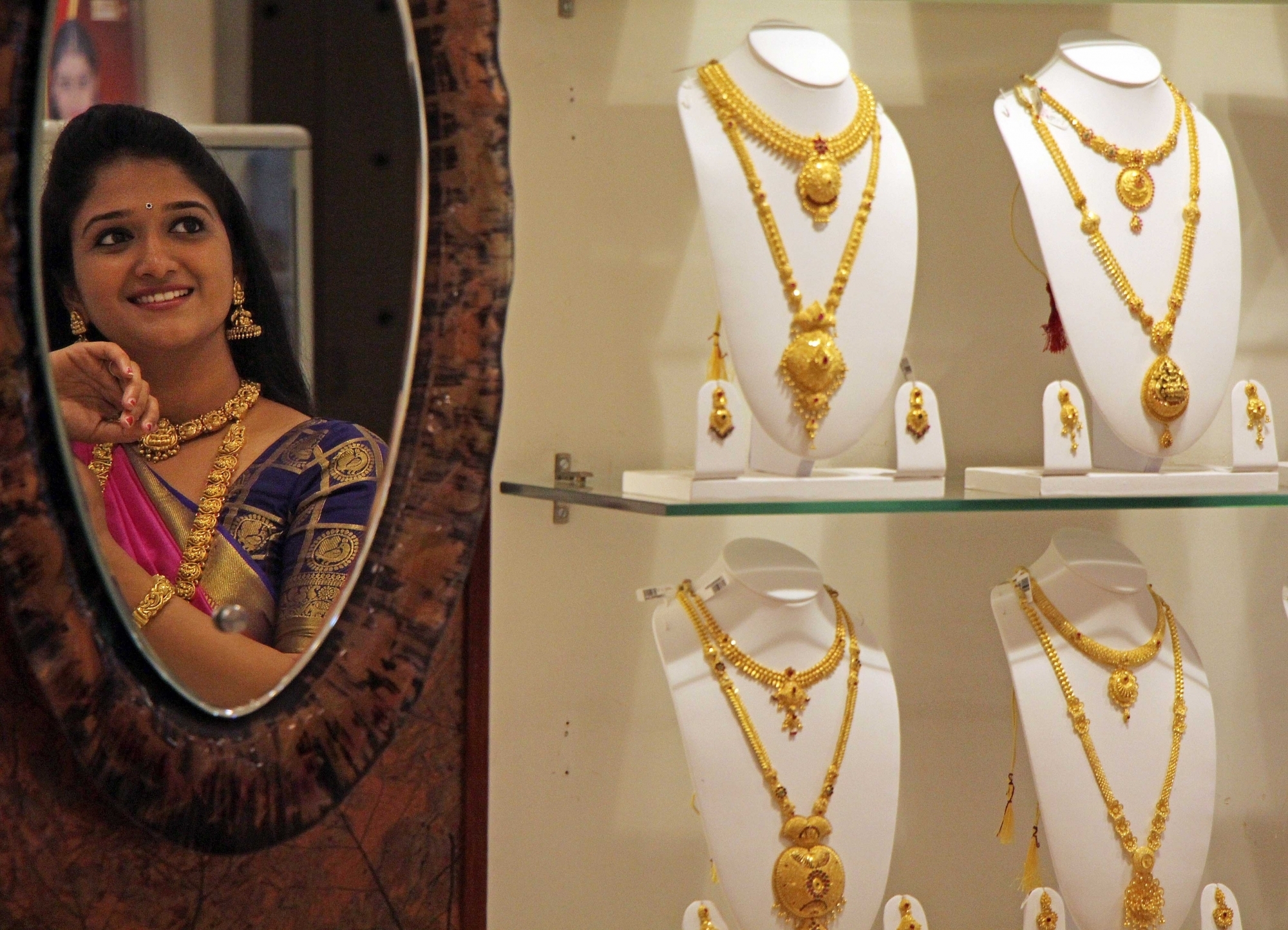 Govt imposes import curbs on certain gold jewellery, articles Govt imposes import curbs on certain gold jewellery, articles