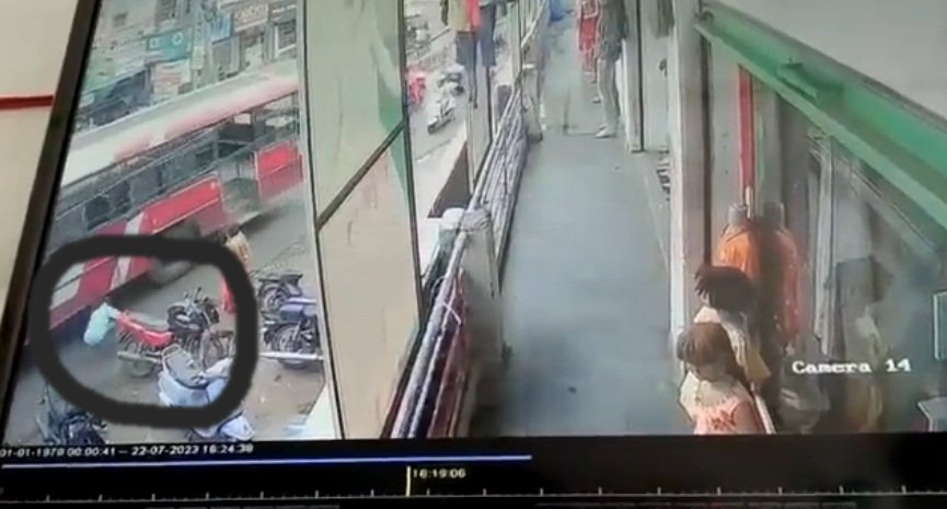 Man throws himself under moving bus in Hyderabad Man throws himself under moving bus in Hyderabad