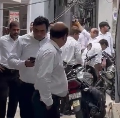 Lawyers clash at Delhi’s Tis Hazari Courts, shots fired (Ld)