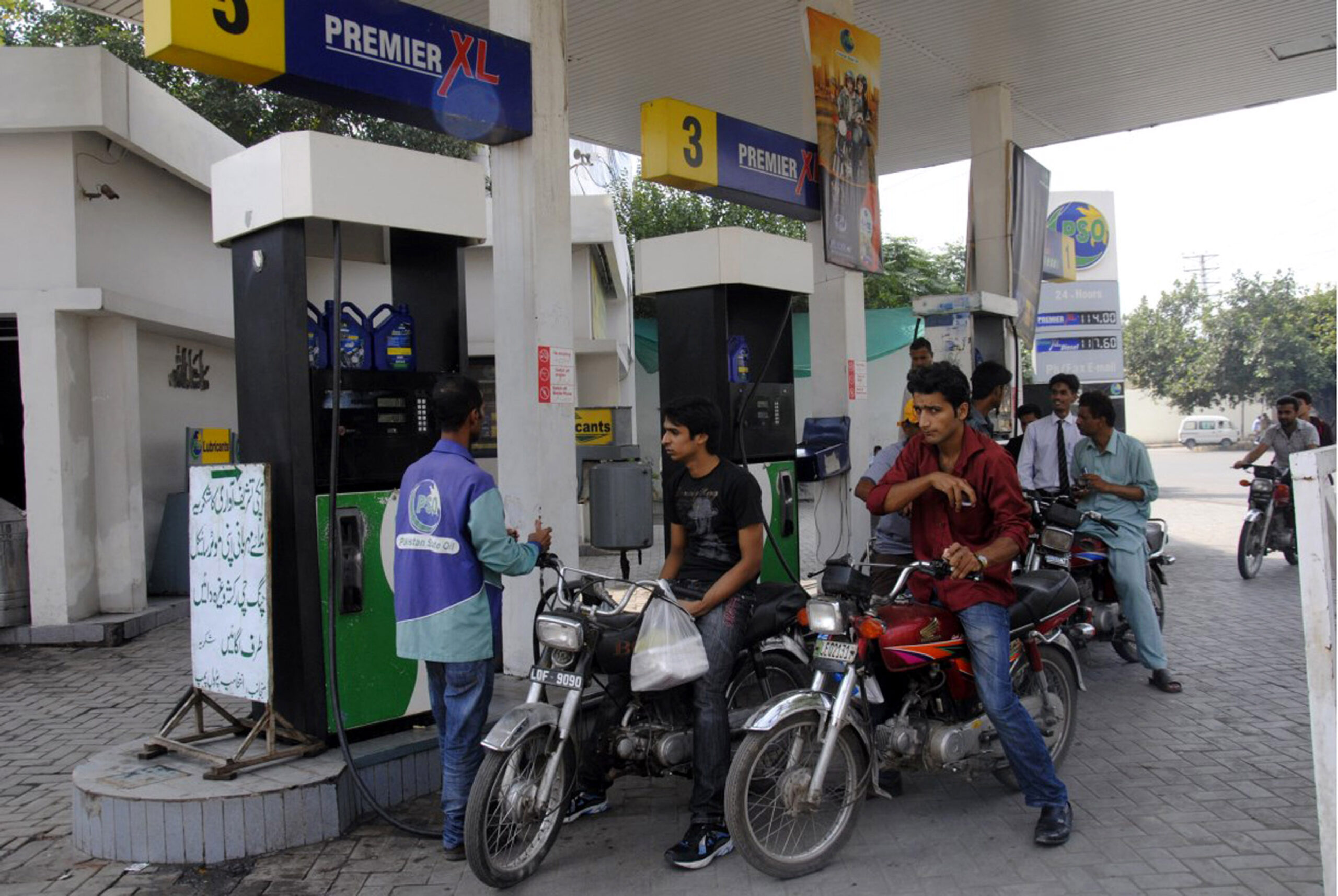 Pak petroleum dealers threaten to shut down fuel stations