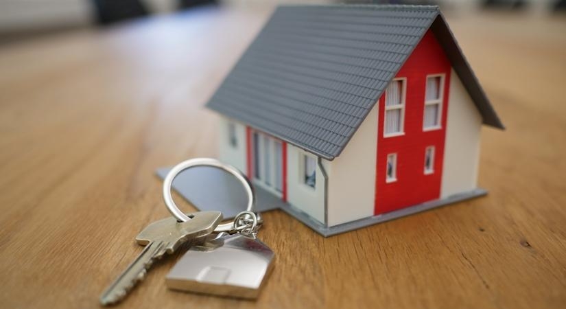 US home sales drop to 14-year low