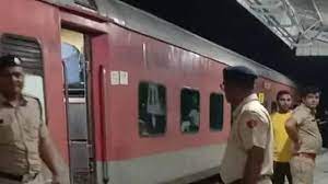 The Firing by RPF jawan four people including the ASI of RPF are among those who died. The accused was taken into custody The Firing by RPF jawan four people including the ASI of RPF are among those who died. The accused was taken into custody