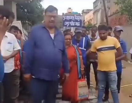 Kolkata: Trinamool mayor-in-council slaps man in public Kolkata: Trinamool mayor-in-council slaps man in public