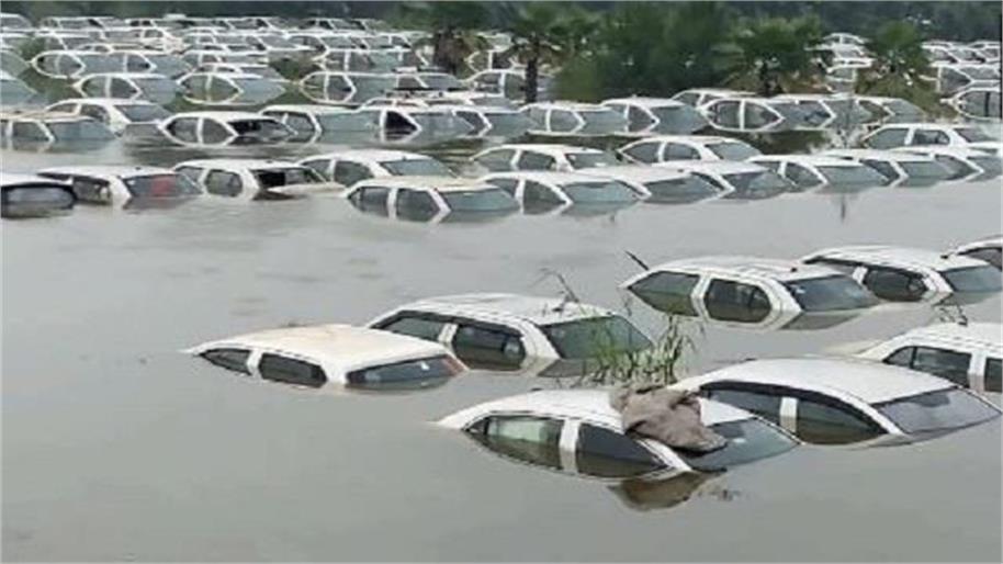 350 cars submerged in the dumping yard due to floods in the Hindon river, water entered many colonies, people were brought to a safe place