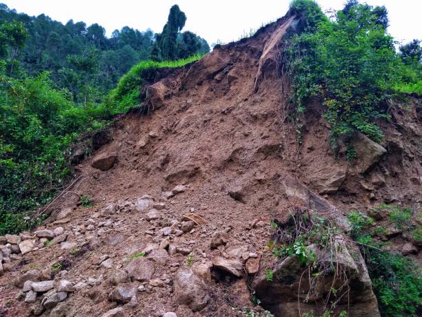 HUGE BOULDERS BLOCK BADRINATH HIGHWAY