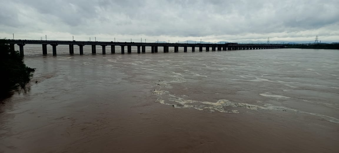 Traffic between Telangana, Chhattisgarh suspended due to floods Traffic between Telangana, Chhattisgarh suspended due to floods