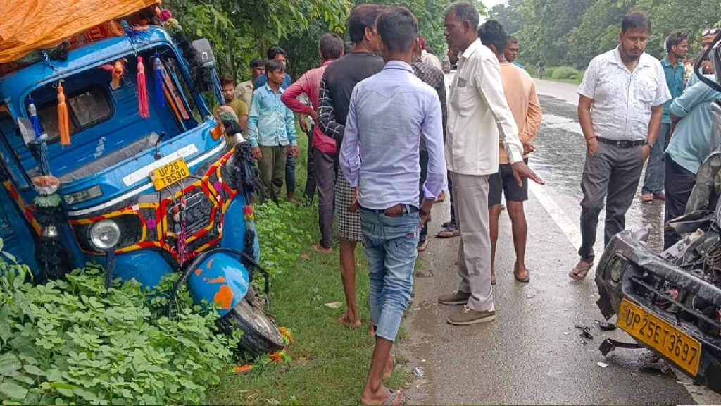 Pilibhit News: 12 Injured in Horrific Collision Between Tempo and Van on Pilibhit-Basti Highway. Pilibhit News: 12 Injured in Horrific Collision Between Tempo and Van on Pilibhit-Basti Highway.