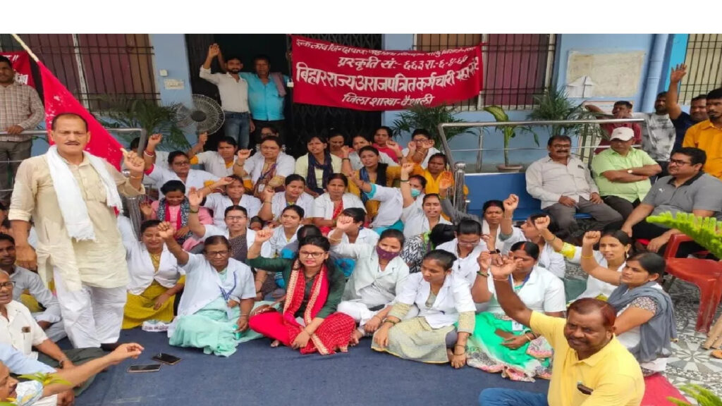 Hajipur Hospital in Turmoil Following Patient’s Death: Doctors and Health Workers Strike in Protest Against Disorder. Hajipur Hospital in Turmoil Following Patient’s Death: Doctors and Health Workers Strike in Protest Against Disorder.