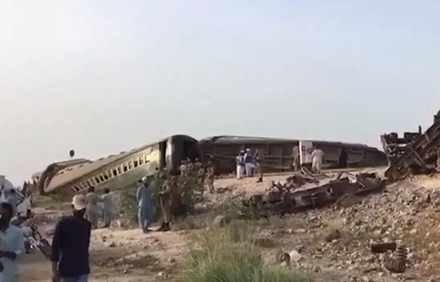 Pak train crash kills 30, injures over 100