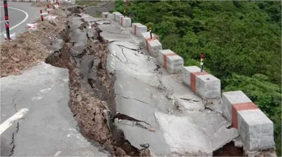 Chamoli News: 50 meter portion of Rishikesh-Badrinath highway near Pursari sunk, traffic stalled in many districts