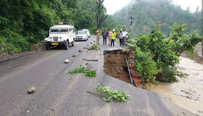 Uttarakhand : Heavy Rain Triggers Landslides on Yamunotri Highway.