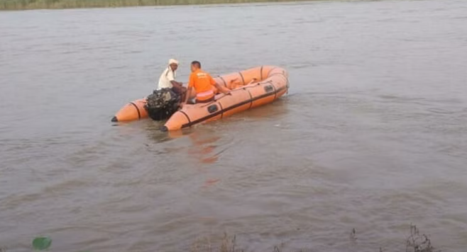 Bihar : Two girls drown in Budhi Gandak river taking a selfie, NDRF team engaged in search.