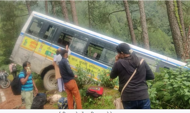 Uttarkashi: Roadways bus with 21 passengers gets stuck in gorge, cries for help.