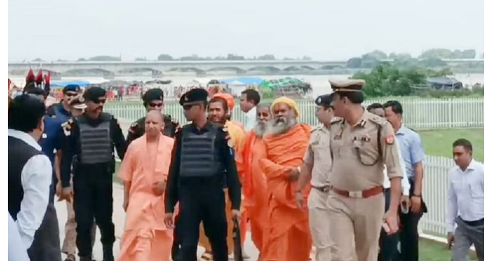 CM Yogi Visits Ayodhya: Chief Minister Attends Ram Lalla’s Court, Inspects Temple Construction Progress