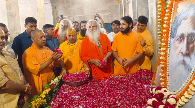 CM Yogi Adityanath Pays Homage to Digambar Akhada in Ayodhya, Offers Tribute to Paramhans Ramchandradas”