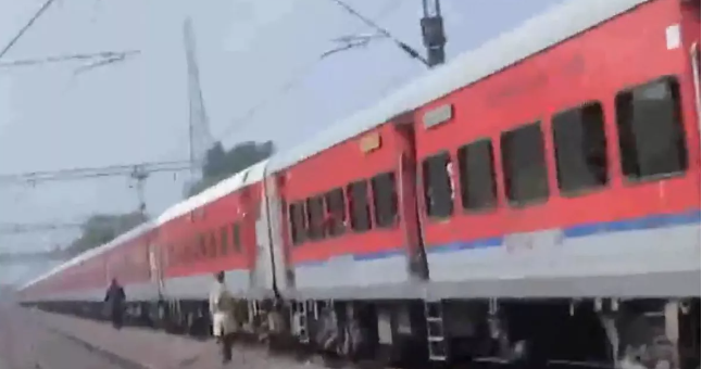 Gwalior near Sithauli station- Fire Breaks Out in Udaipur-Khajuraho Express Engine, Passengers in Panic