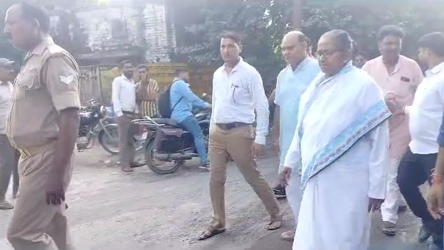 Sambhal: Minister Gulab Devi Checks Administration’s Claims of Road Repair; Inspects Waterlogging Sambhal: Minister Gulab Devi Checks Administration’s Claims of Road Repair; Inspects Waterlogging