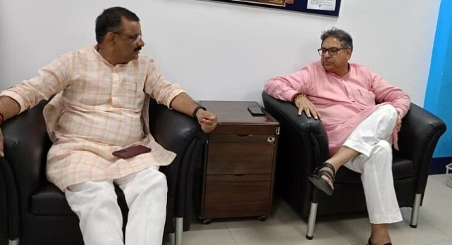 Varanasi: Mayor Ashok Tiwari Meets Former BJP State President Satish Poonia, Discusses Vital Development Issues in Prime Minister Narendra Modi’s Parliamentary Constituency