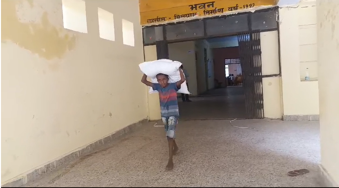 In Hardoi: Child Labor and Exploitation Exposed as Officials Use Kids to Transport Relief In Hardoi: Child Labor and Exploitation Exposed as Officials Use Kids to Transport Relief