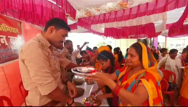 On Raksha Bandhan, hundreds of sisters tied Rakhis to police officers at the Gosainjganj Police Station