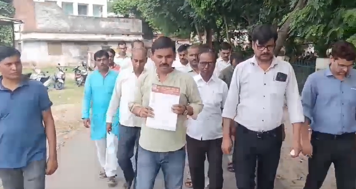 Teachers in Hamirpur Protest Withdrawal of UP Education Services Bill