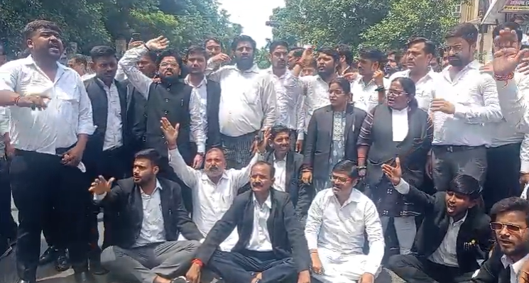 Protests Across Lucknow Against Police Lathi Charge on Lawyers in Hapur