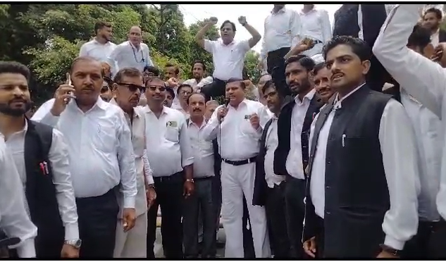 Aligarh Lawyers Demand Compensation and Government Job for Murdered Lawyer’s Family