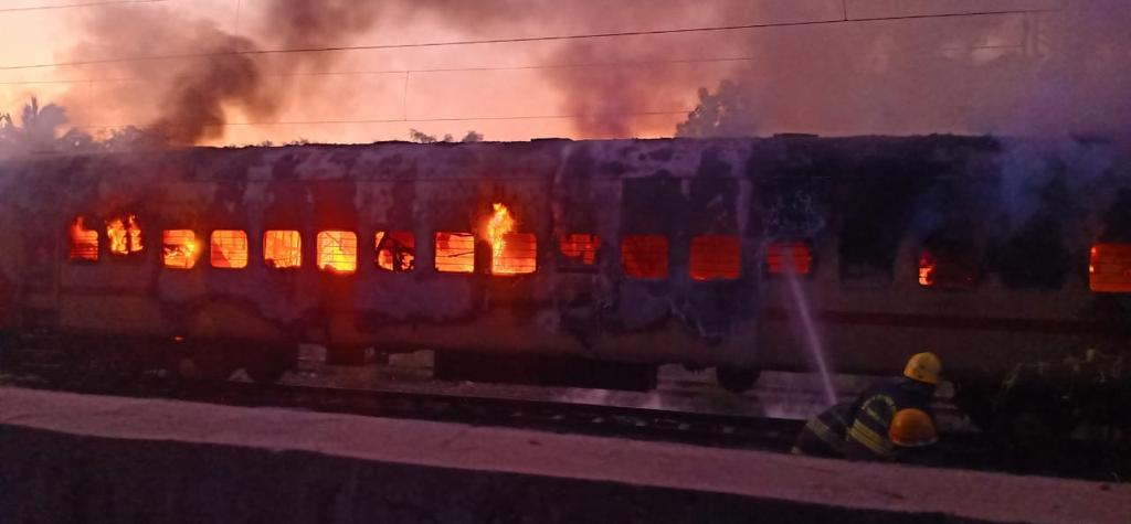 Five employees of travel agency held for carrying cylinder in train Five employees of travel agency held for carrying cylinder in train