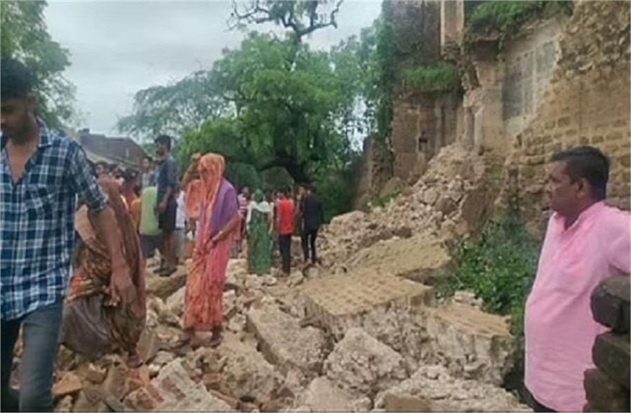 300-year-old mansion collapses in  Agra 2 killed, heavy rain alert issued in many districts