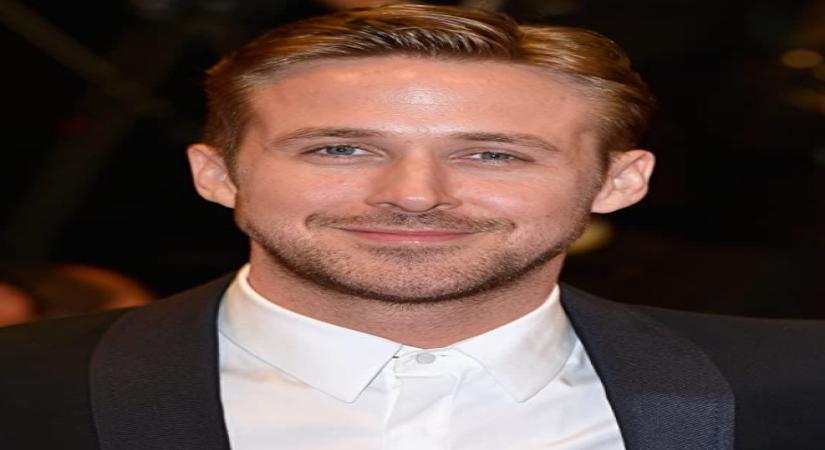 Ryan Gosling helps elderly woman during beach outing with family