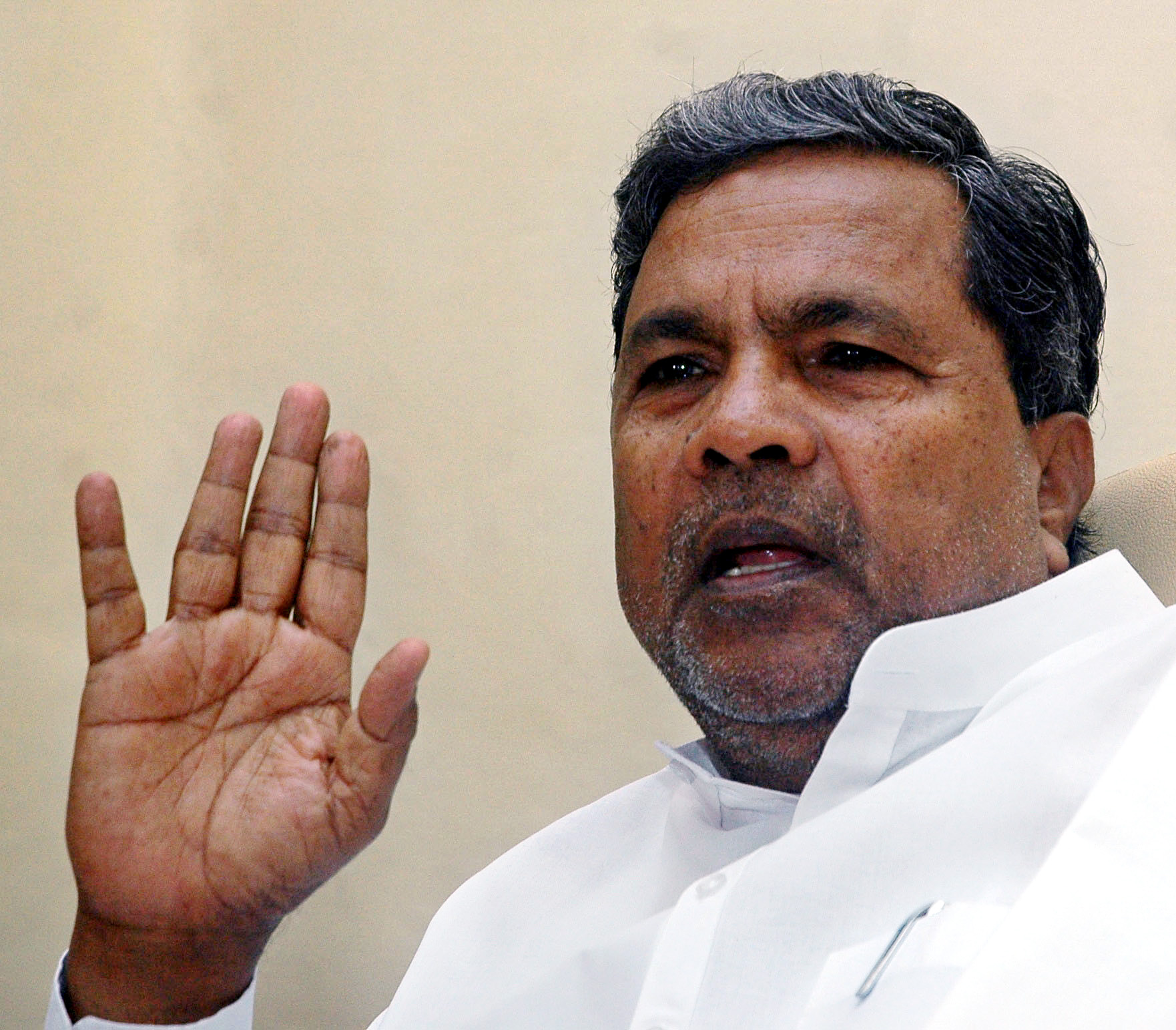 Siddaramaiah meets MLAs to quell discontent