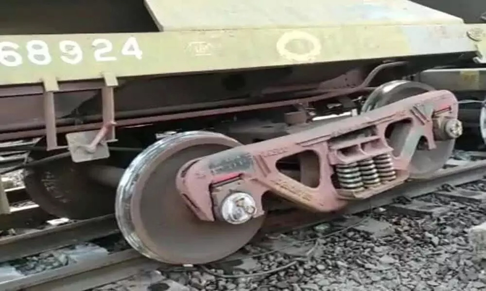 Jhansi:Major  accident averted near Jhansi railway station, 3 coaches of goods train derailed