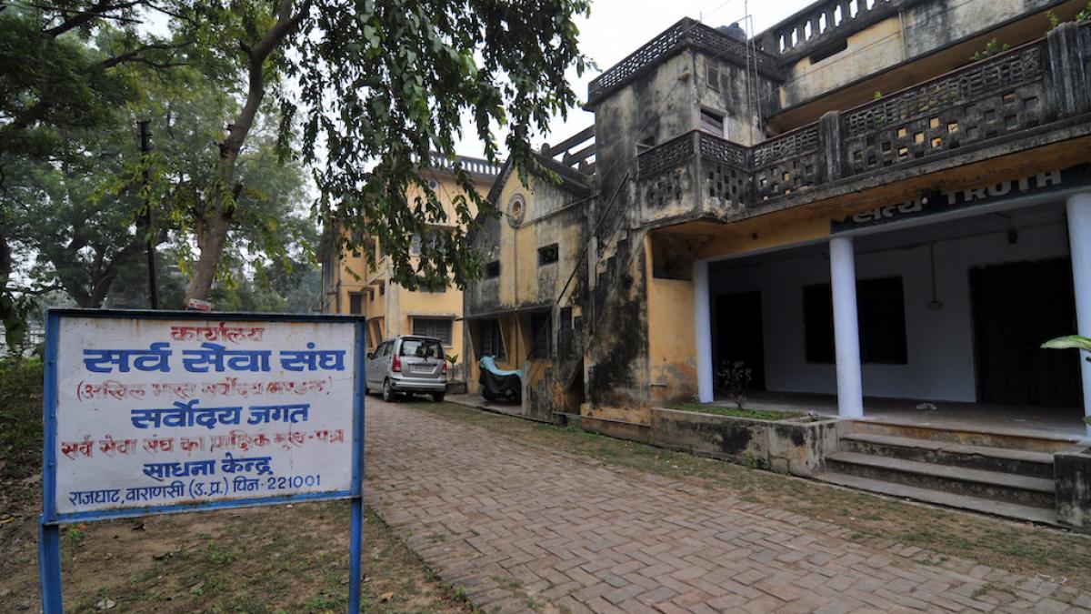 Varanasi: 6 bulldozers roar together in Sarva Seva Sangh campus in Kashi, 10 workers detained