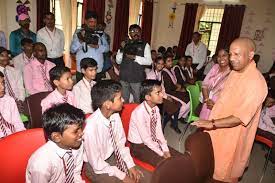 CM Yogi met children of deaf and dumb school in Gorakhpur, appreciated after seeing the exhibition