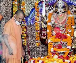 Balrampur News: CM Yogi worshiped and Rudrabhishek in Devipatan temple, fed jaggery and fodder to cows