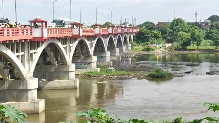 In Lucknow : Lifeless Newborn Found Under Bridge Sparks Commotion, Police Investigation Underway