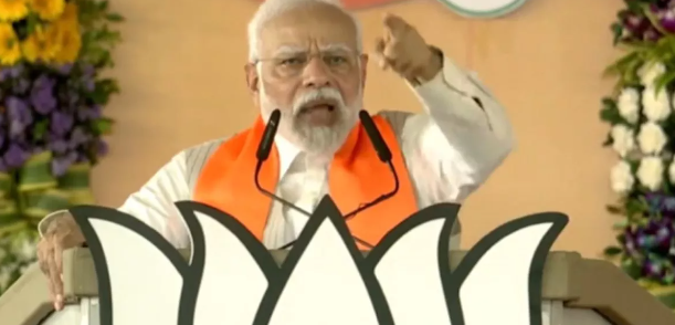 PM Modi Issues Warning in Bhopal: Congress Becomes a Company, Strikes Deal with Urban Naxals PM Modi Issues Warning in Bhopal: Congress Becomes a Company, Strikes Deal with Urban Naxals