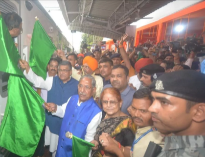 Bihar : Women Drive Vande Bharat Express in Bihar, Kids Thank ‘Uncle Modi’.