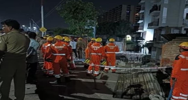 Lucknow PGI Police Station Area: During parking construction, the ground caved in, trapping scores of laborers, resulting in 2 fatalities.